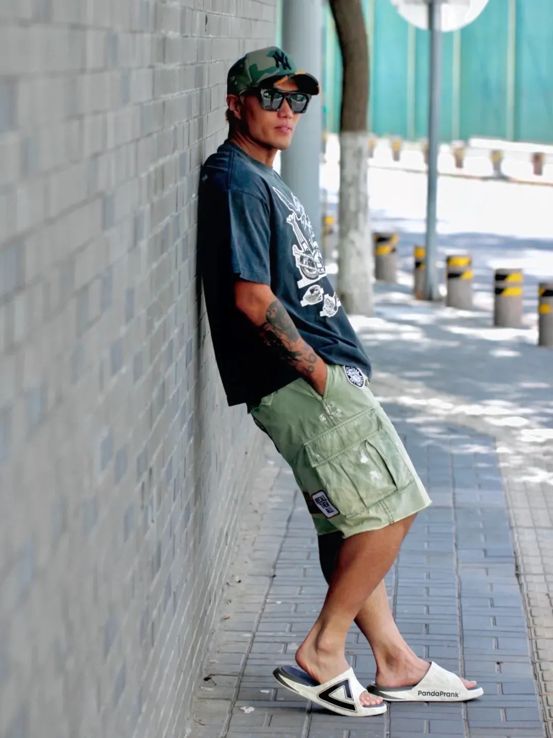 GALLERY DEPT. KENZIE FATIGUE CARGO SHORTS Patch embroidered shorts, distressed ink-splashed overalls, olive green size 30/32/34/36, heavy wash garment dyeing, jetted horse fade, washed and distressed products, each piece is slightly different, each piece is a work of art, Shimada machine embroidery, hand-splashed ink graffiti